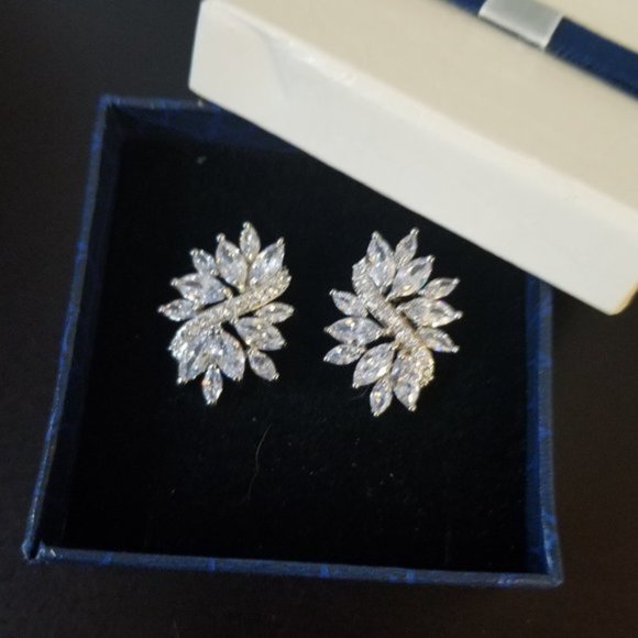 18K White Gold Swarovski crystal Marquise earrings - Picture 3 of 10